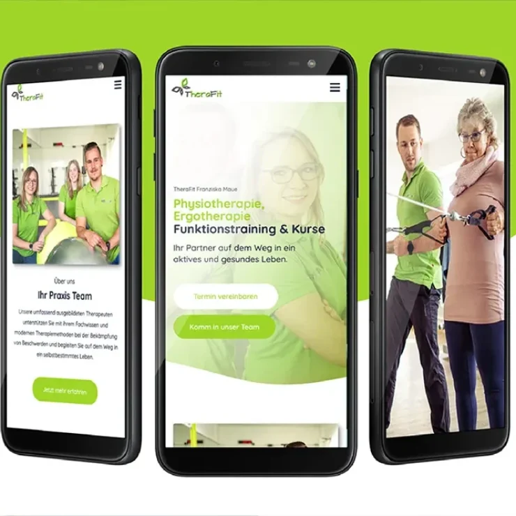 Drei Smartphones auf einem grünen Hintergrund zeigen die mobile Ansicht der TheraFit-Website, die Therapiedienstleistungen und ein unterstützendes Team vorstellt.
