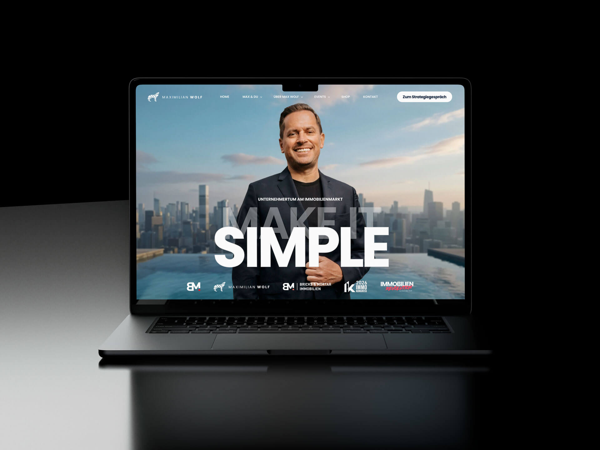 Laptop mit der neuen Website von Immobilienunternehmer Maximilian Wolf – modernes Webdesign & Personal Branding