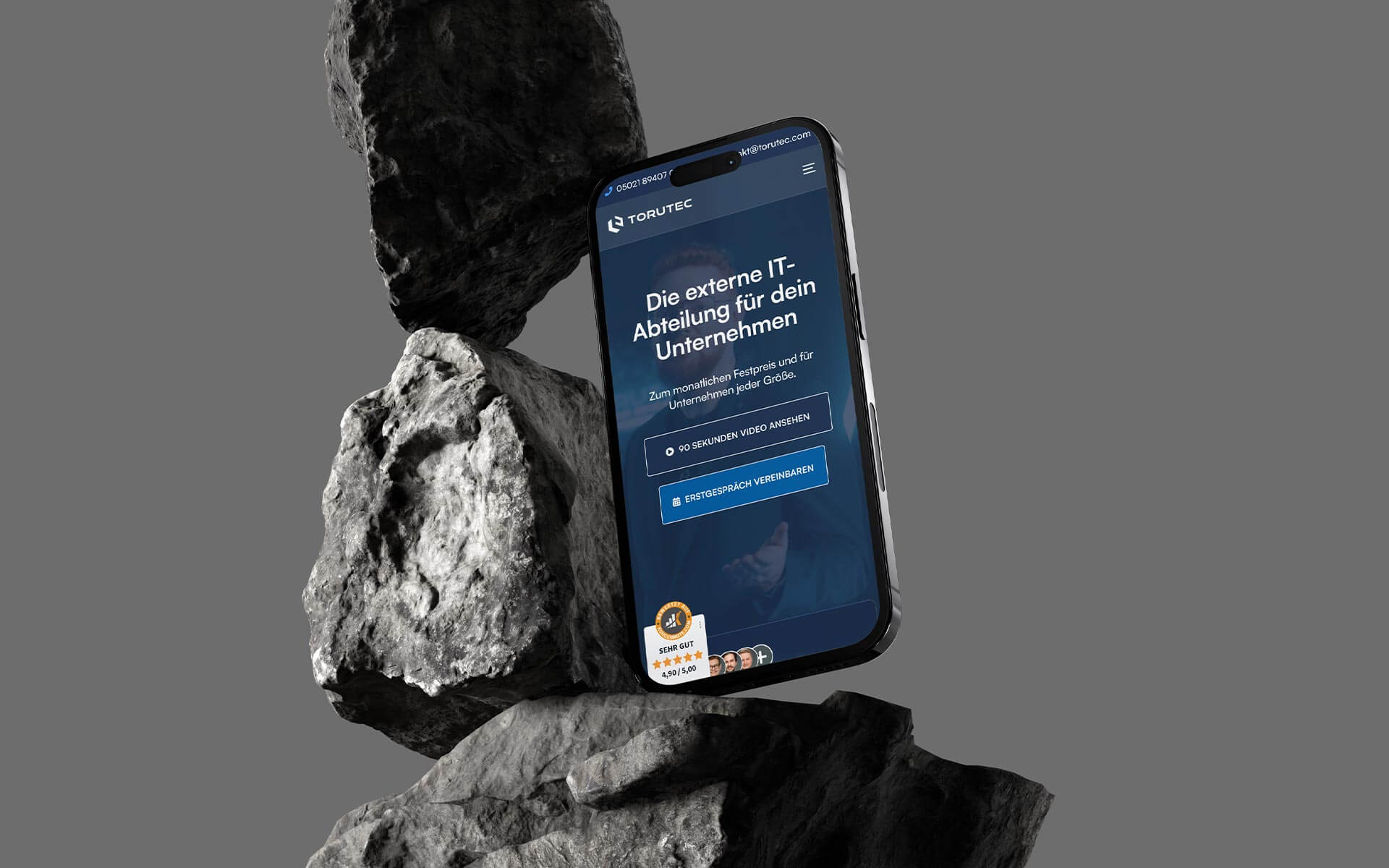 Mockup der Torutec-Website auf einem Smartphone. Anzeige des mobilen Layouts mit Slogan „Die externe IT-Abteilung für dein Unternehmen“.