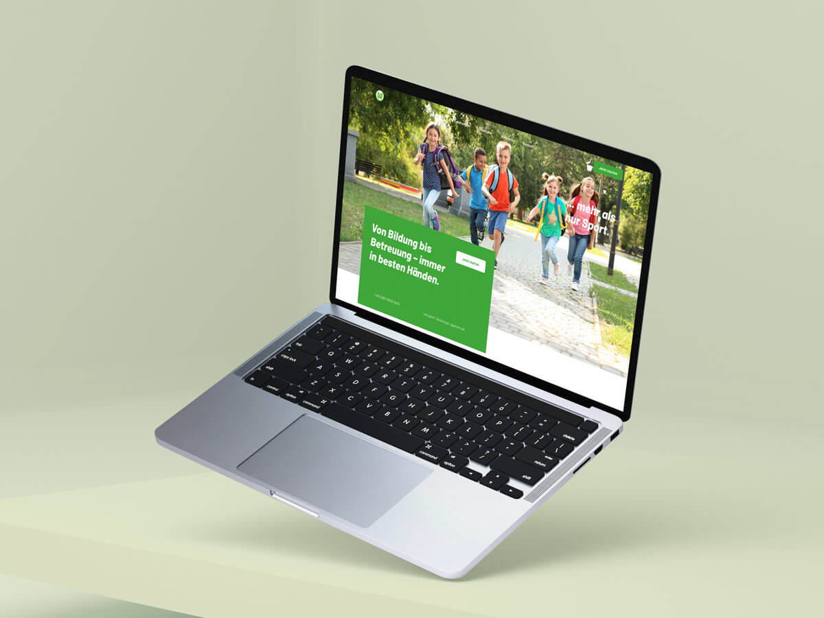 Slider der neuen Website der VfL Wolfsburg Bildungs-gGmbH mit fröhlichen Kindern auf dem Schulweg und dem Claim „Von Bildung bis Betreuung – immer in besten Händen“