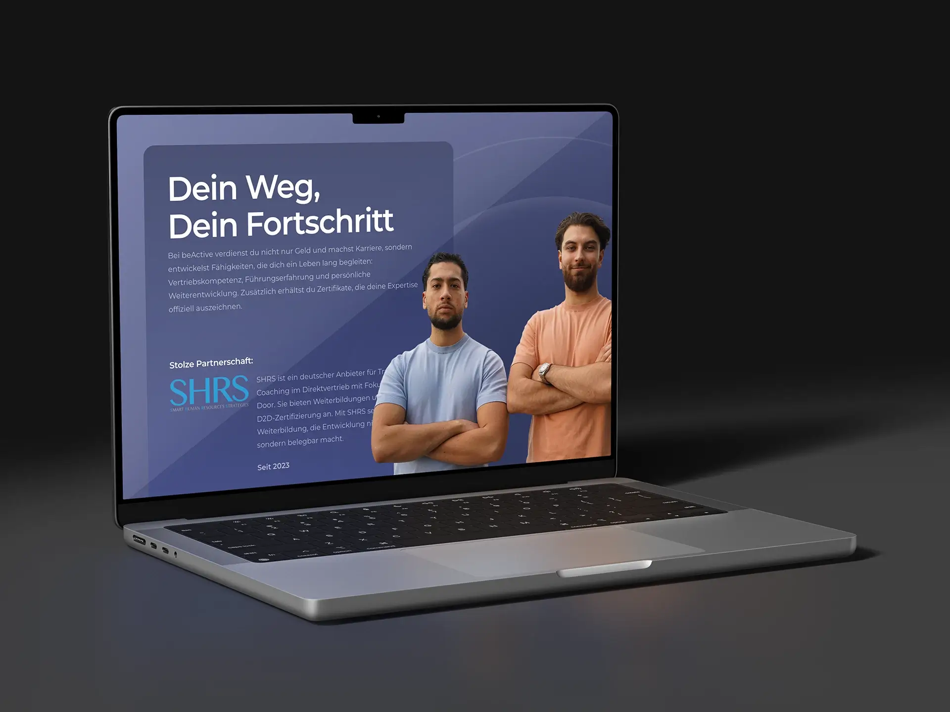 Website Design von BeActive Berlin – Laptop-Mockup mit Karrierebereich, Teamfoto und Entwicklungsmöglichkeiten im Door-to-Door-Vertrieb.