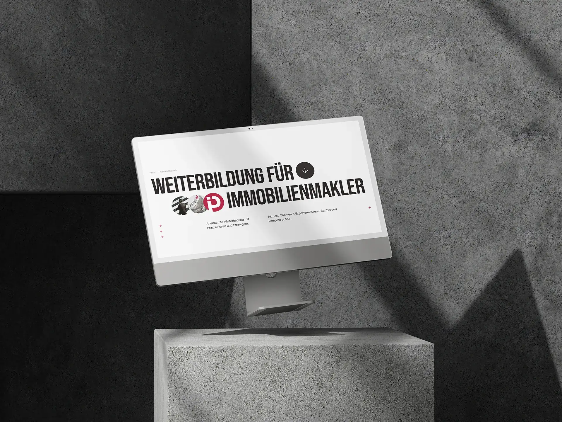 Website-Mockup des Immobilienprofi Magazins auf einem Monitor mit Betonhintergrund und Weiterbildung für Immobilienmakler.