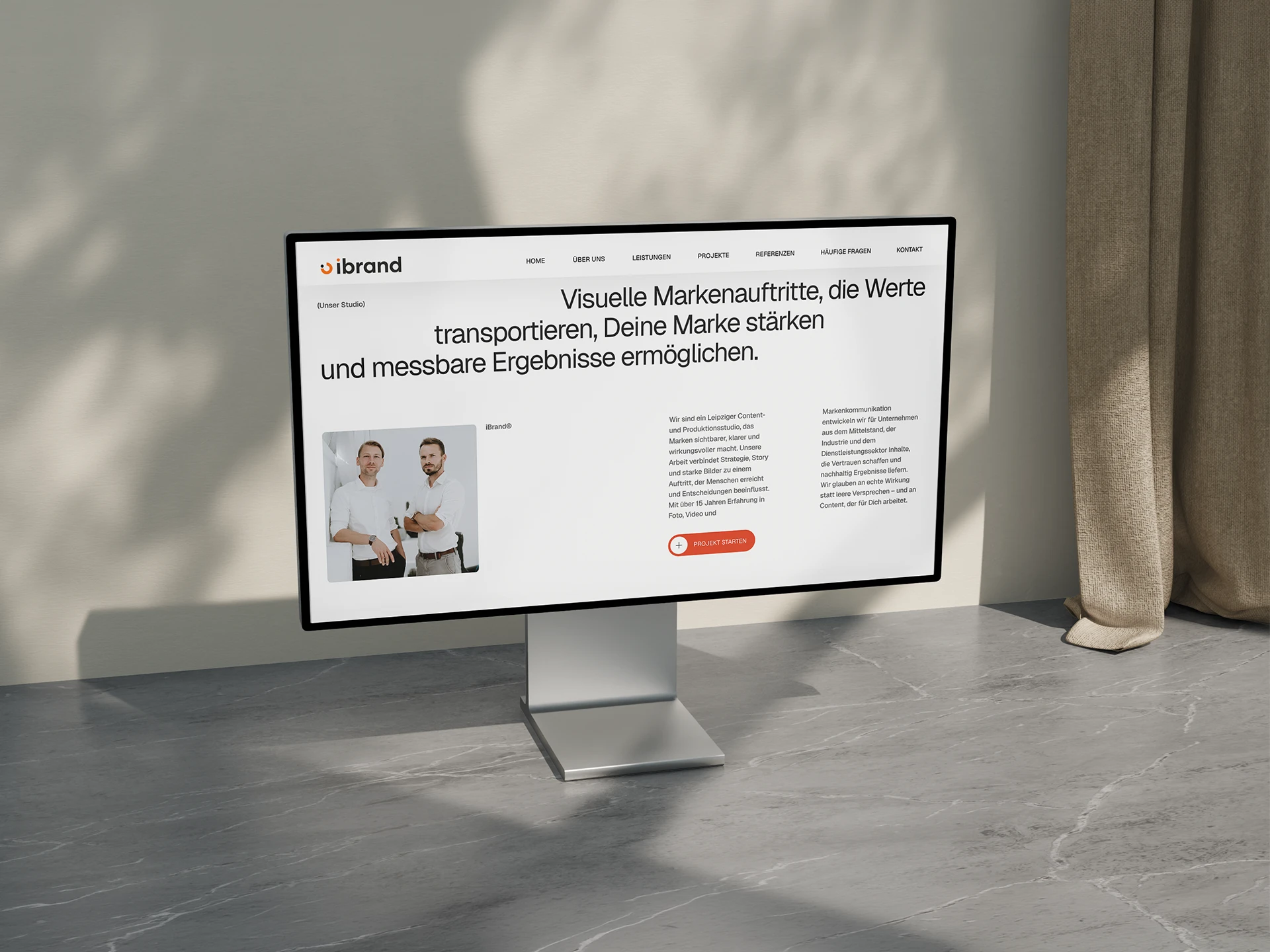 Monitor mit der Website von ibrand Design – visuelle Markenauftritte, Branding und messbare Ergebnisse für Unternehmen.
