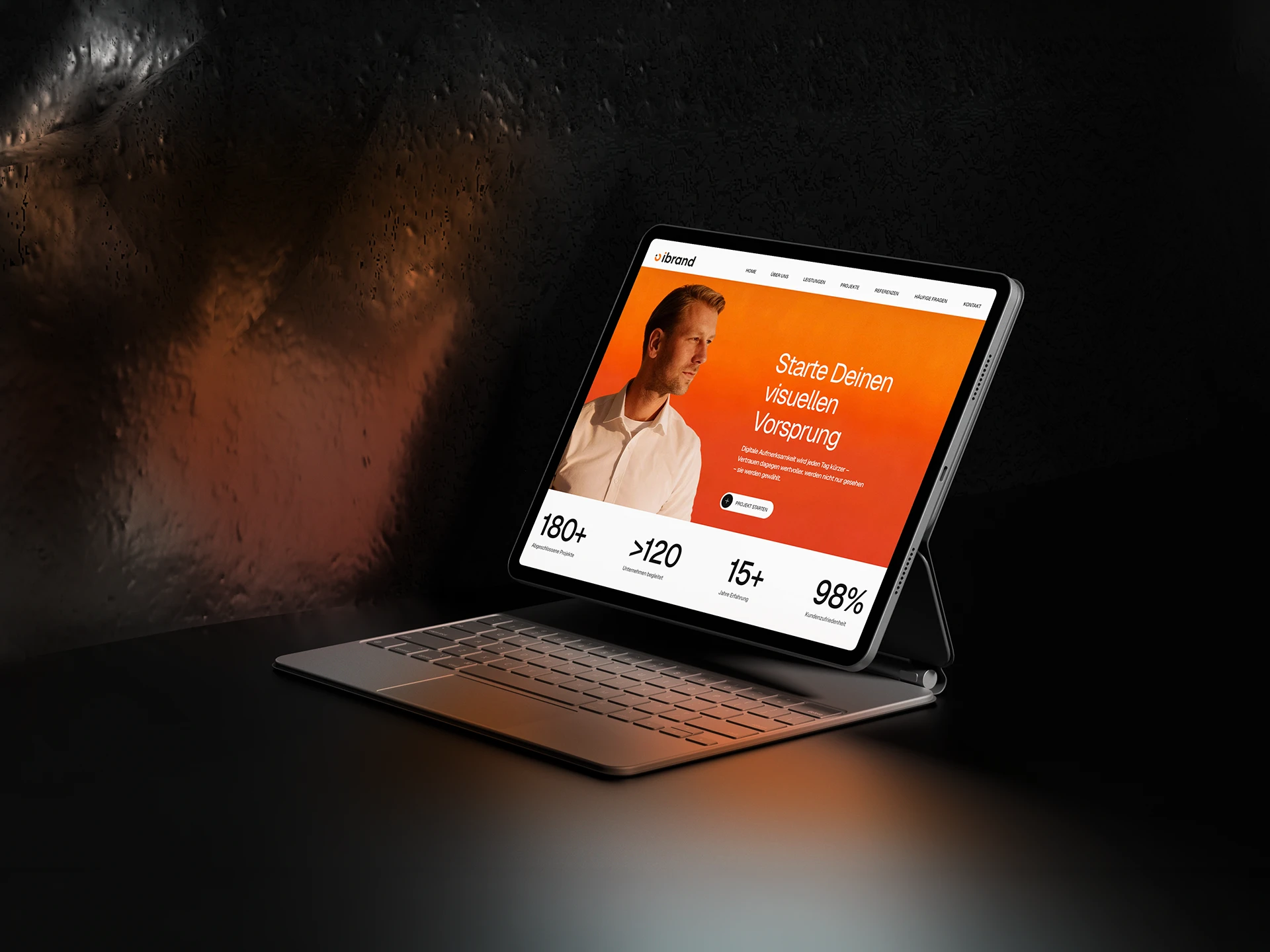 Tablet mit der Website von ibrand Design auf einer Tastatur – modernes Webdesign, Branding und digitale Markenkommunikation.